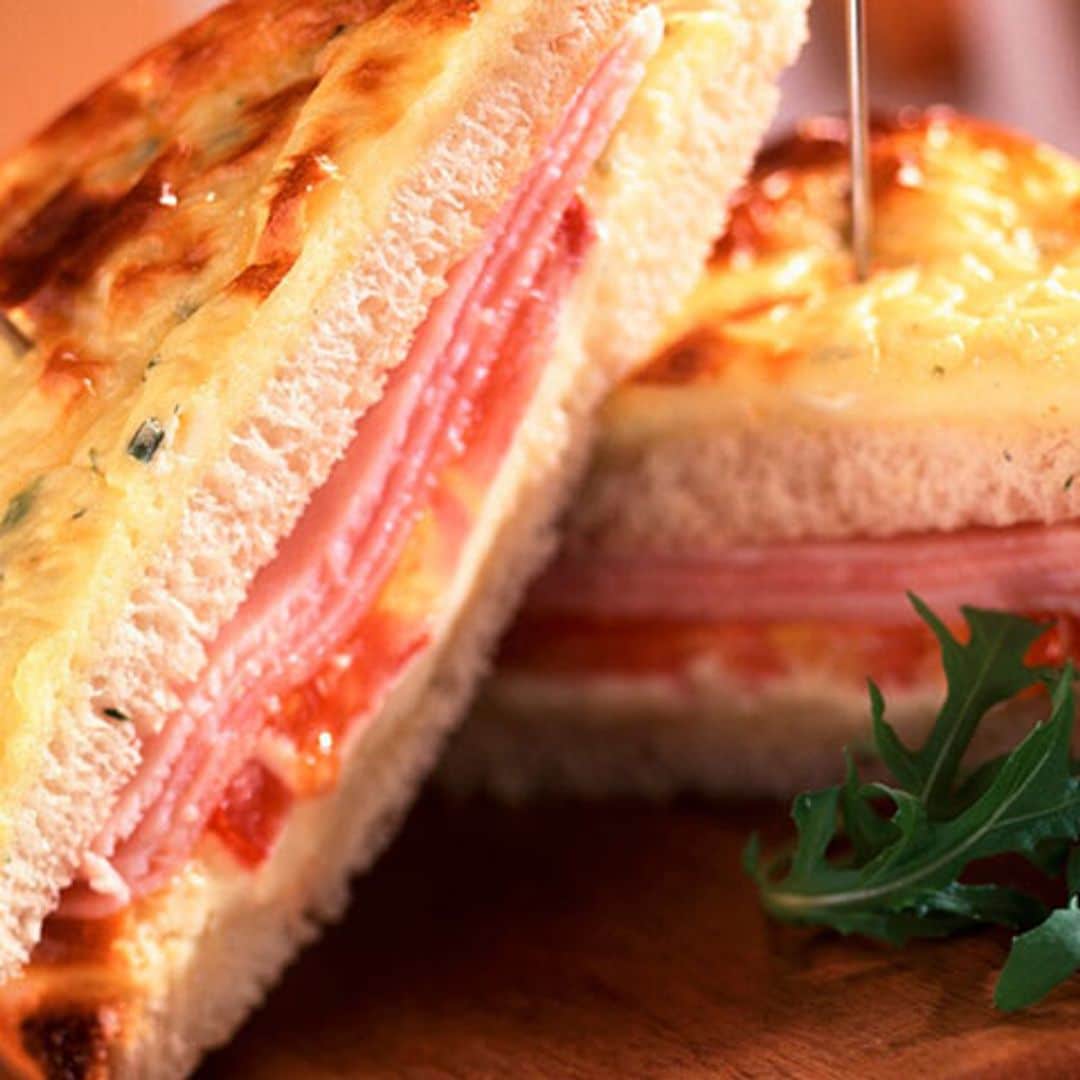 Sándwich de queso Arzúa, jamón y tomate