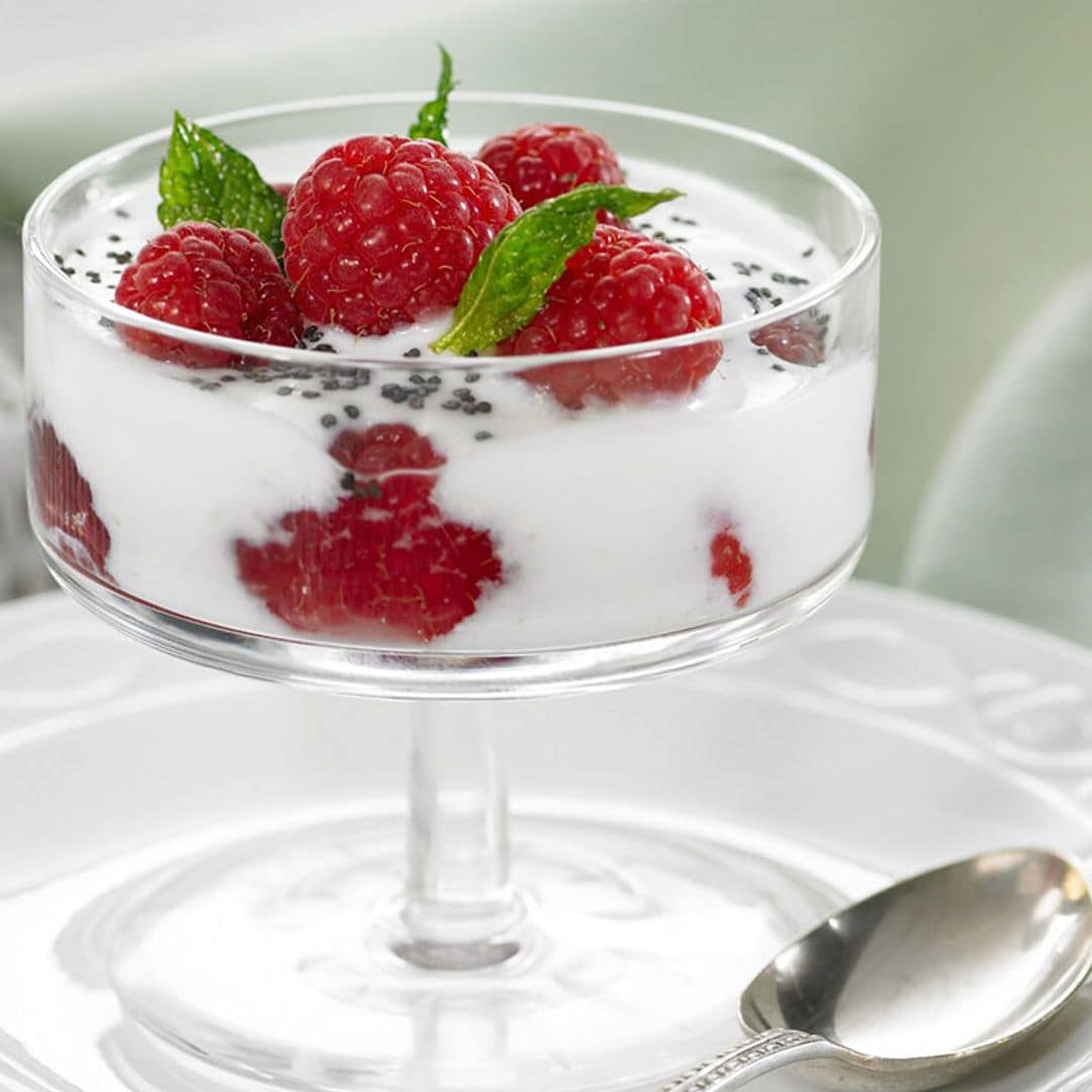 Yogur de cabra con frambuesas y semillas de amapola