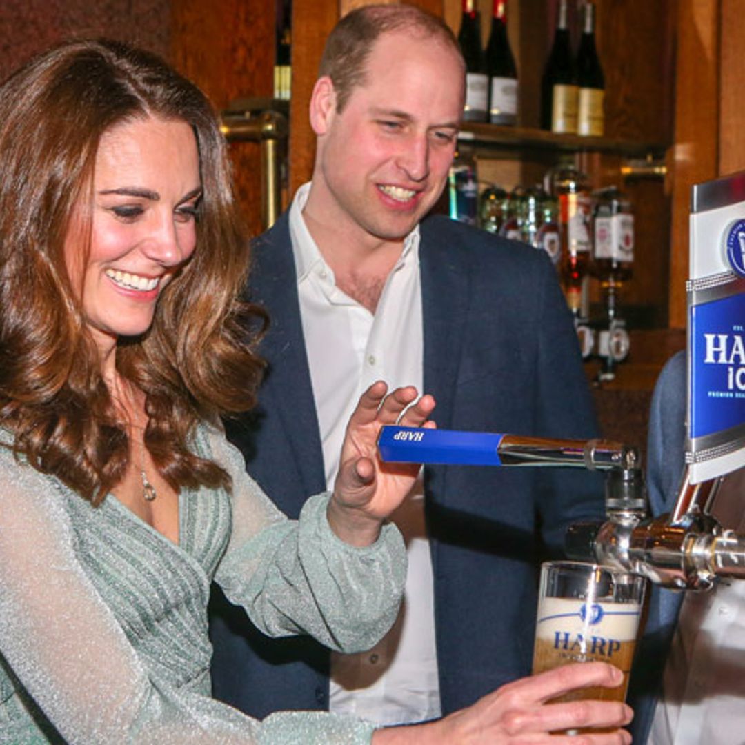 La Duquesa de Cambridge se convierte en tiradora de cerveza (y en arquera, futbolista...)