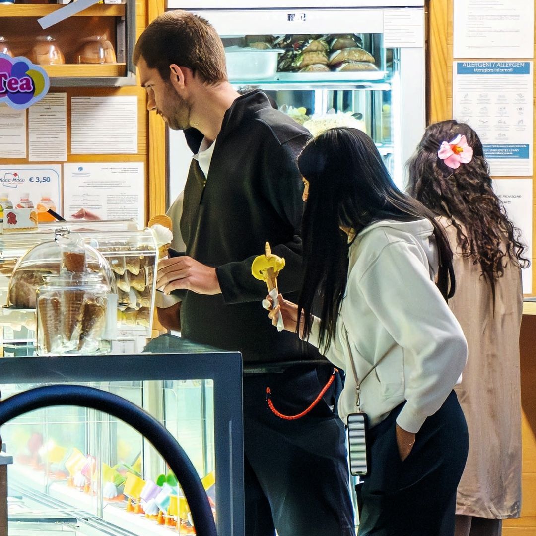 Juan Urdangarin y su novia, Sophia Khan en una heladería cerca de el Lago de Como, eligiendo su postre tras cenar con amigos después de una intensa jornada laboral 