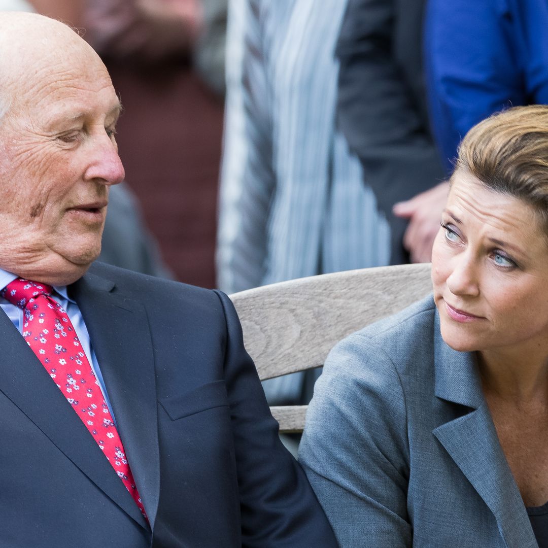 Marta Luisa de Noruega vuelve a poner a su padre, el rey Harald, en un aprieto