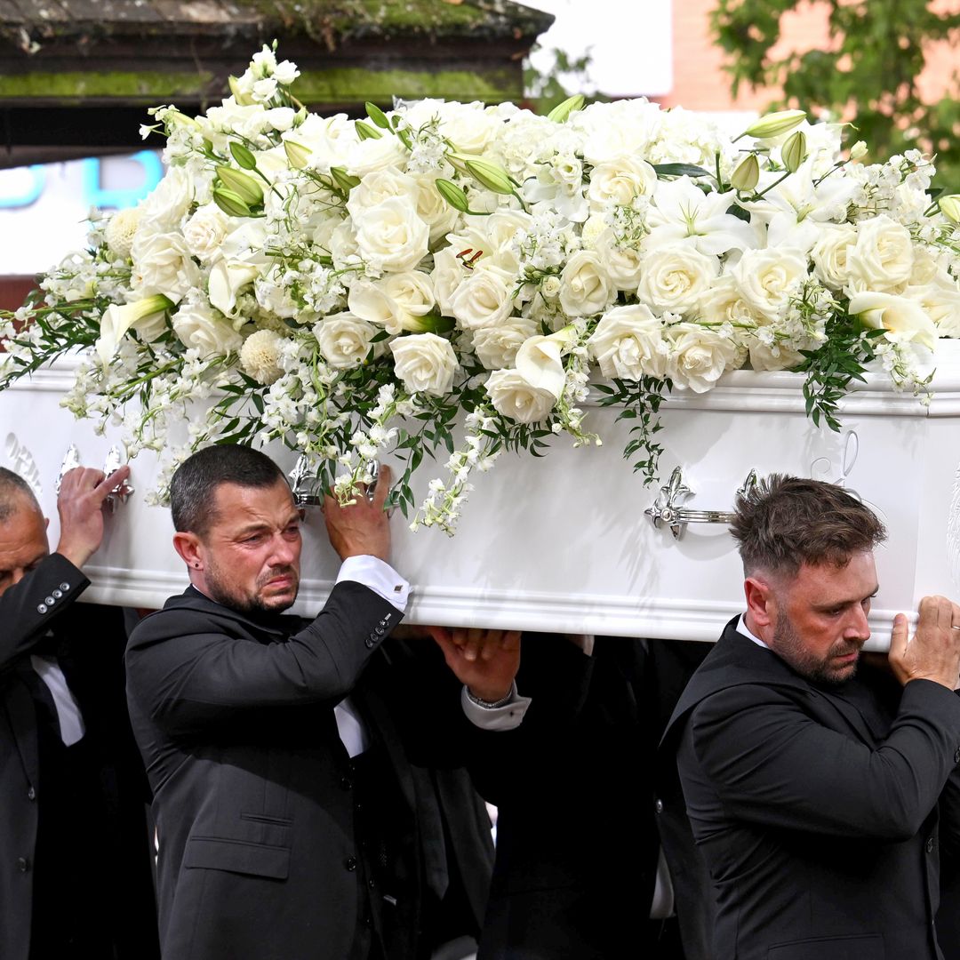 El último adiós a Bonnie Tyler: aplausos, flores y cientos de fans en su funeral en Swansea, Gales