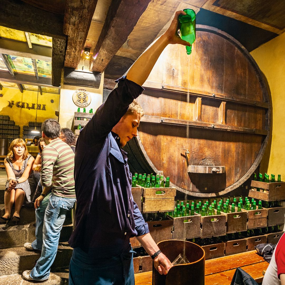 Escanciando sidra en el restaurante sidrería La Galana, Asturias.