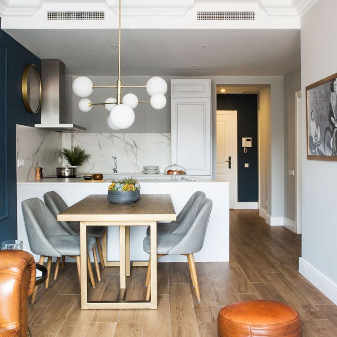 Entre comedor y 'office': mesas adosadas a la isla de la cocina