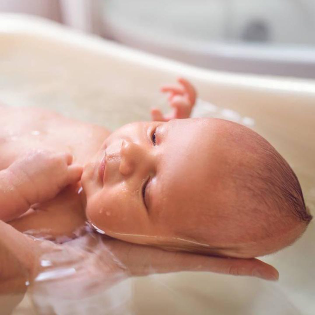El primer baño del recién nacido, ¿cuándo y cómo debe realizarse?
