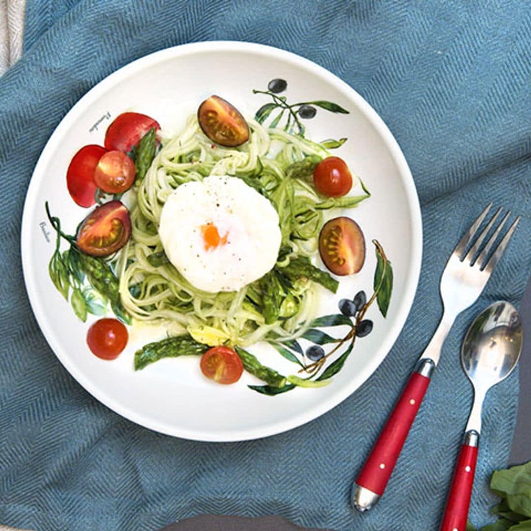 Espaguetis de calabacín con espárragos salteados y huevo poché