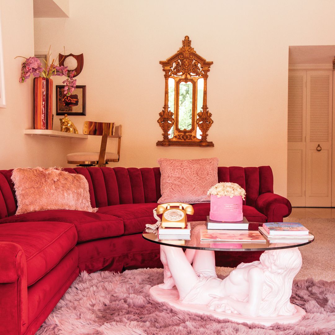 JAMIE NELSON NOS RECIBE EN SU CASA ROSA DE LOS ÁNGELES, UN TEMPLO DEL ESTILO RETRO, FANTASÍA Y “GLAMOUR” HOLLYWOODiense