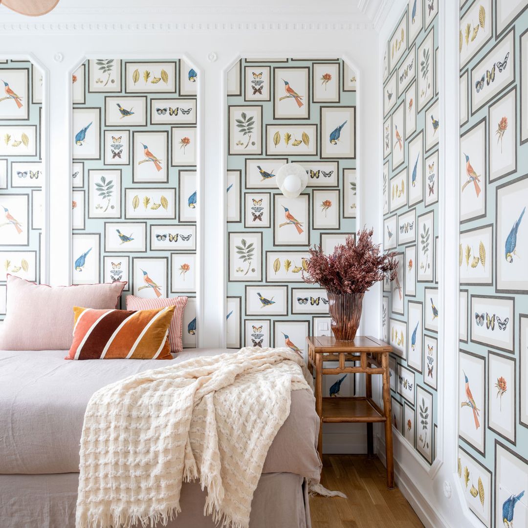 Dormitorio con papel pintado