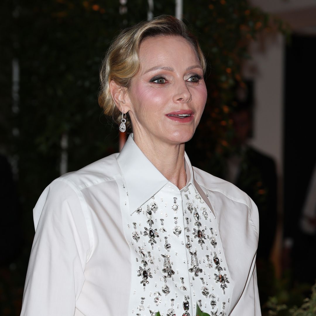 Charlene de Mónaco, espectacular de gala con la combinación más icónica de Rania de Jordania y la reina Letizia