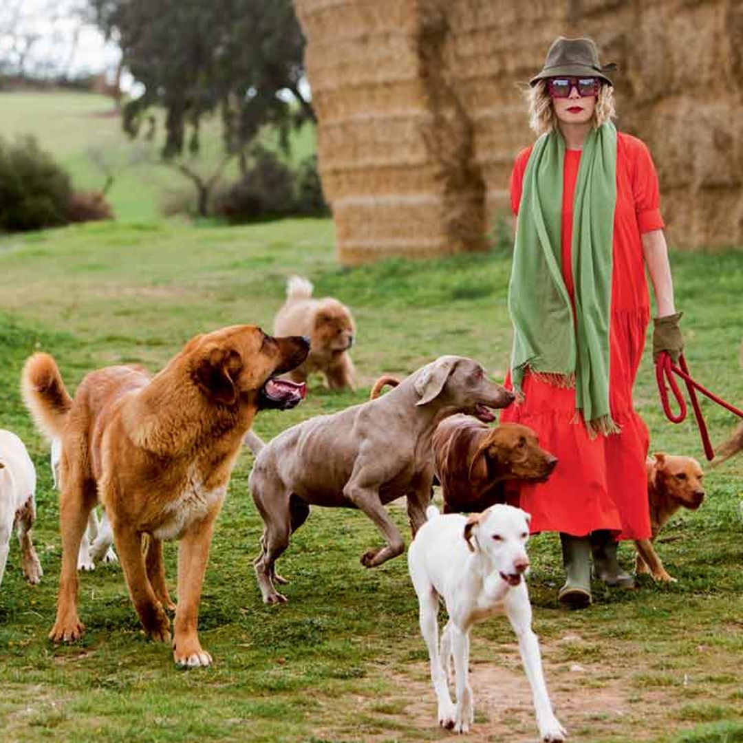 Ágatha Ruiz de la Prada posa en ¡HOLA! con sus catorce mascotas