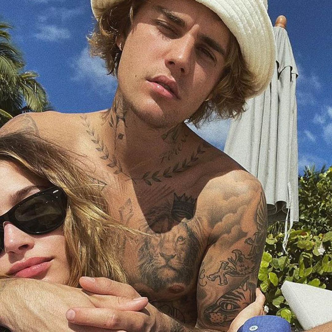 Hailey y Justin Bieber pasan la Navidad en la playa... ¿y en pijama?
