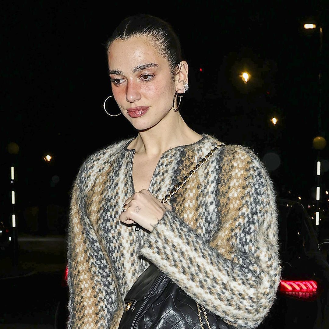 Dua Lipa lidera la tendencia afelpada con una botas icónicas