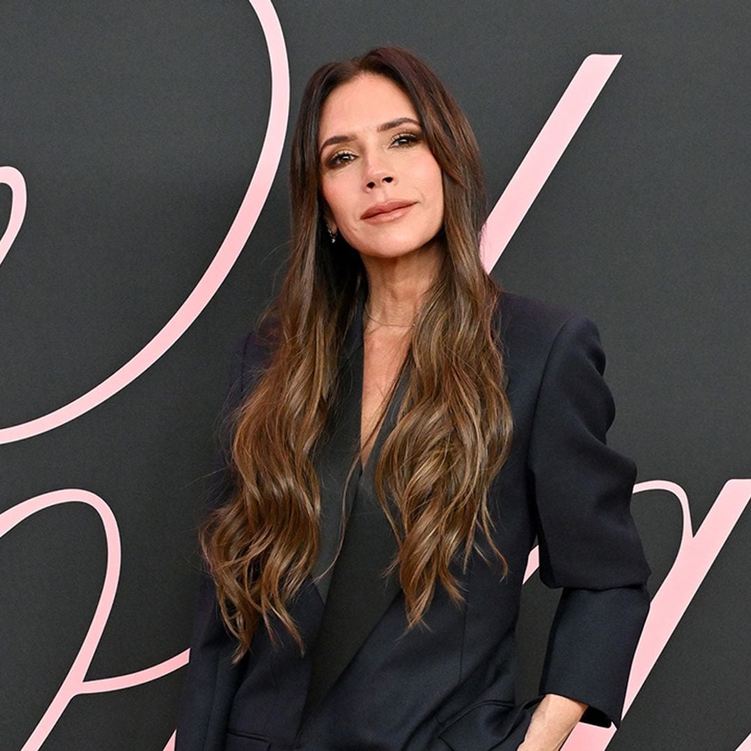 Victoria Beckham aparece en París con el pie roto, muletas... ¡y tacones!