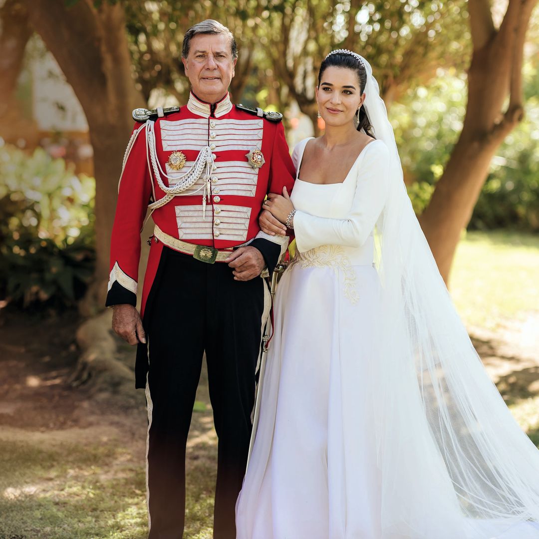  Cayetano y Bárbara, duques de Arjona, posan en la finca "Las Arroyuelas", donde tuvo lugar la celebración de su bod