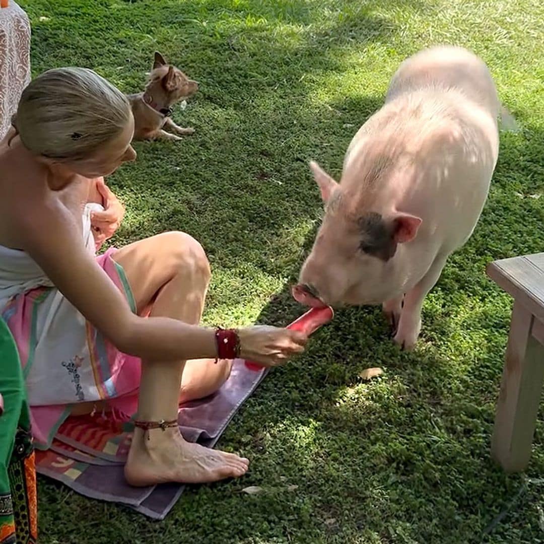 El divertido vídeo de Eugenia Martínez de Irujo: descalza, en toalla y compartiendo un helado con su cerdito