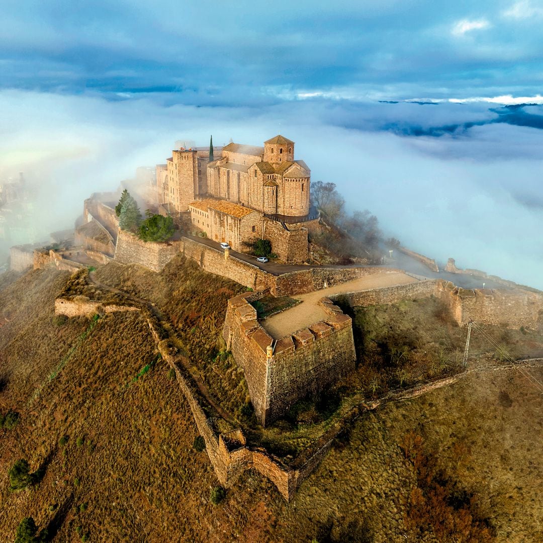 Pueblo medieval de Cardona coronado por un espectacular castillo sobre la montaña, Barcelona
