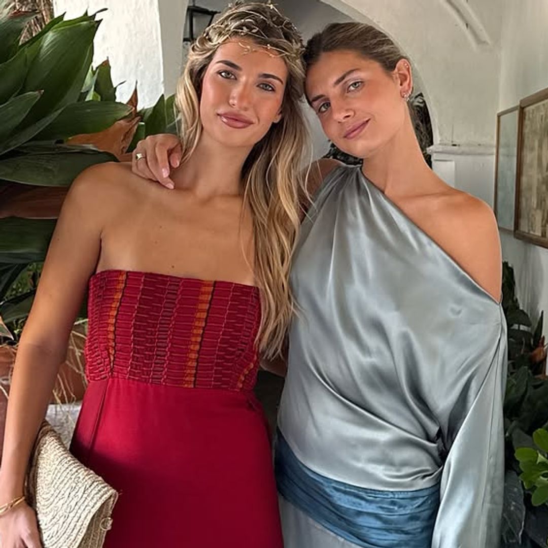 Amina Martínez de Irujo elige un look sofisticado y moderno para ir de boda en Tarifa: vestido satinado de escote asimétrico con efecto fajín