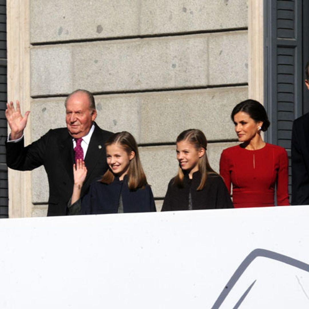 Los Reyes y sus hijas con Don Juan Carlos y Doña Sofía, juntos en el homenaje a la Constitución