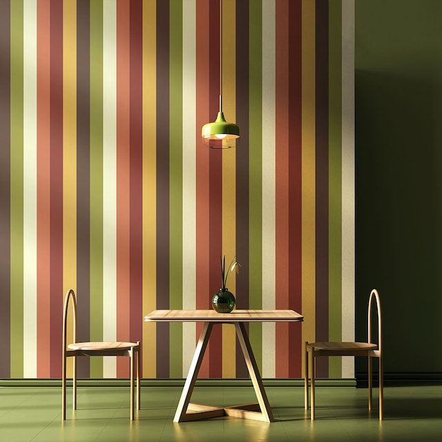 Conjunto de mesa y sillas delante de una pared de rayas
