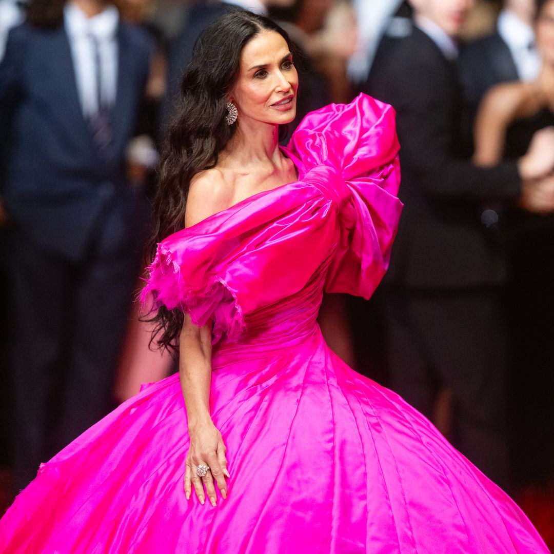 Así consigue Demi Moore que el pelo largo quede elegante después de los 50: "Una melena joven refleja la luz de forma uniforme"
