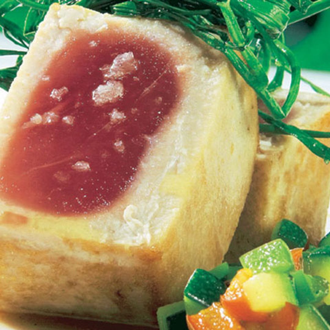 Atún rojo con verduras y cebollino frito