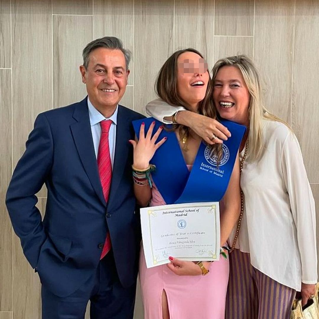 La felicidad de los periodistas José Ribagorda y Loles Silva en la graduación de su hija Alexia, en junio de 2024