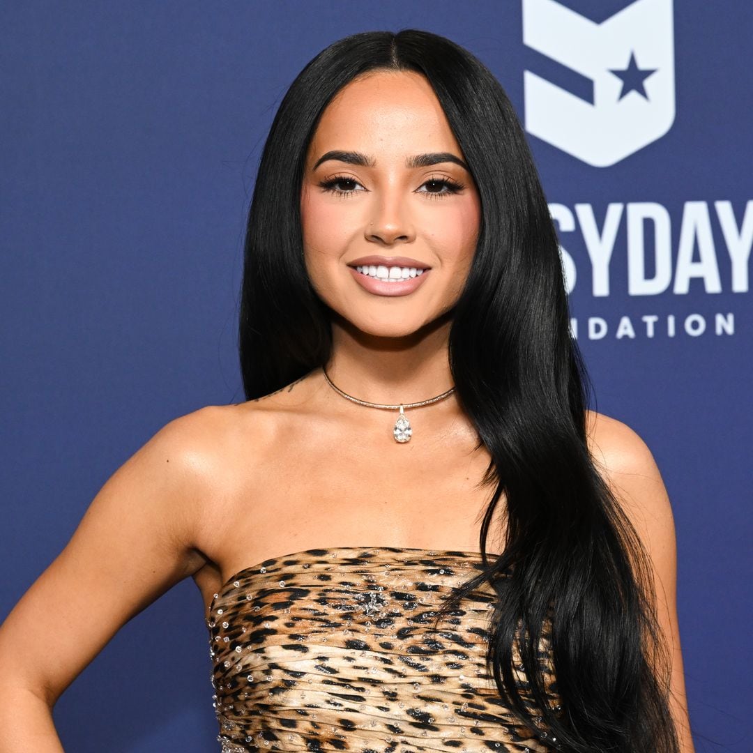 Becky G conquista los AMA's 2025 con un llamativo 'look' de 'animal print'