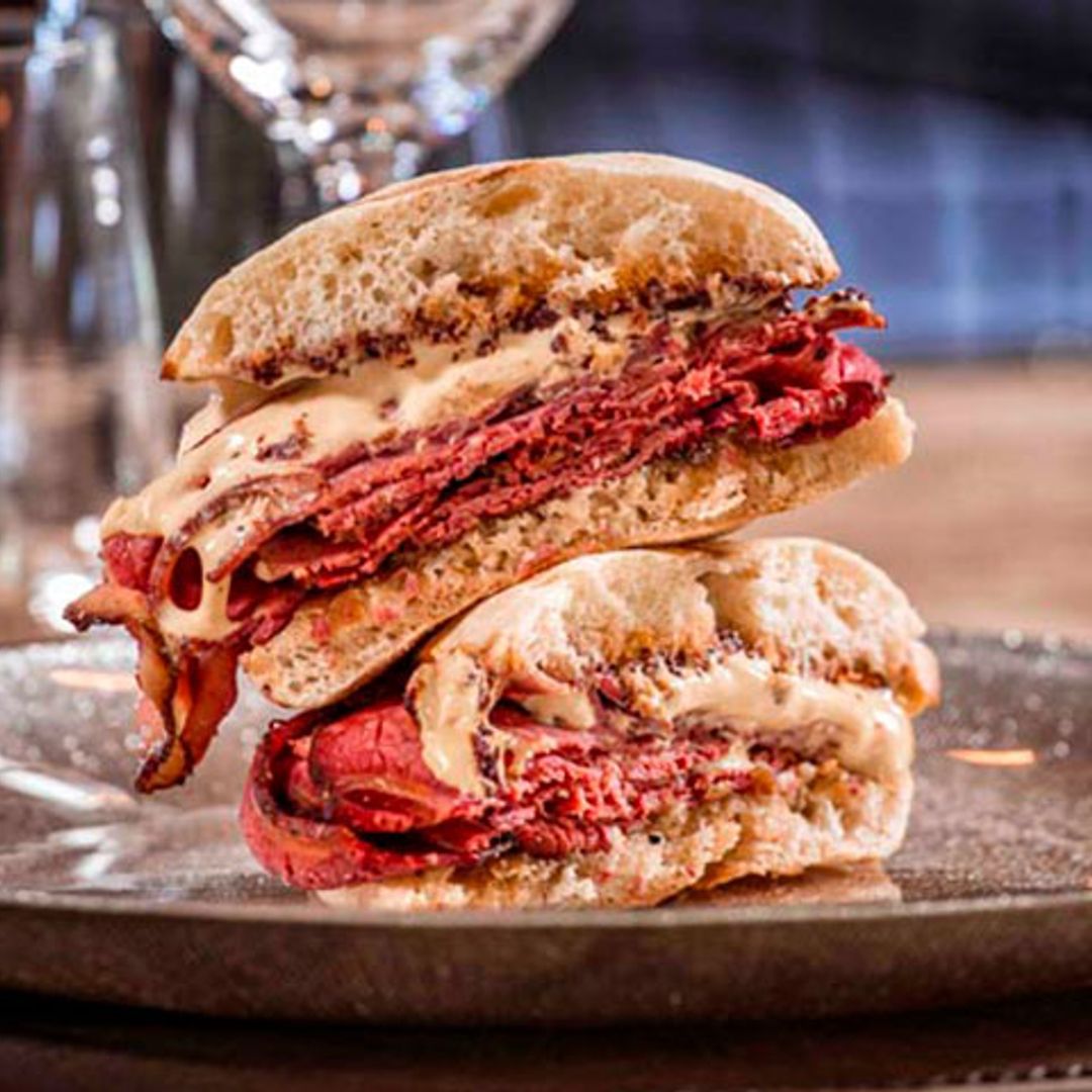 Mollete caliente de pastrami con crema de queso y 'tapenade'