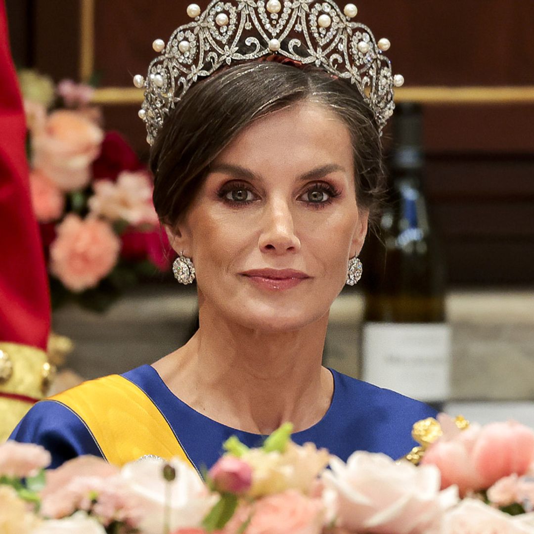 Analizamos los seis looks de la reina Letizia en su viaje a Países Bajos: estrenos y joyas históricas