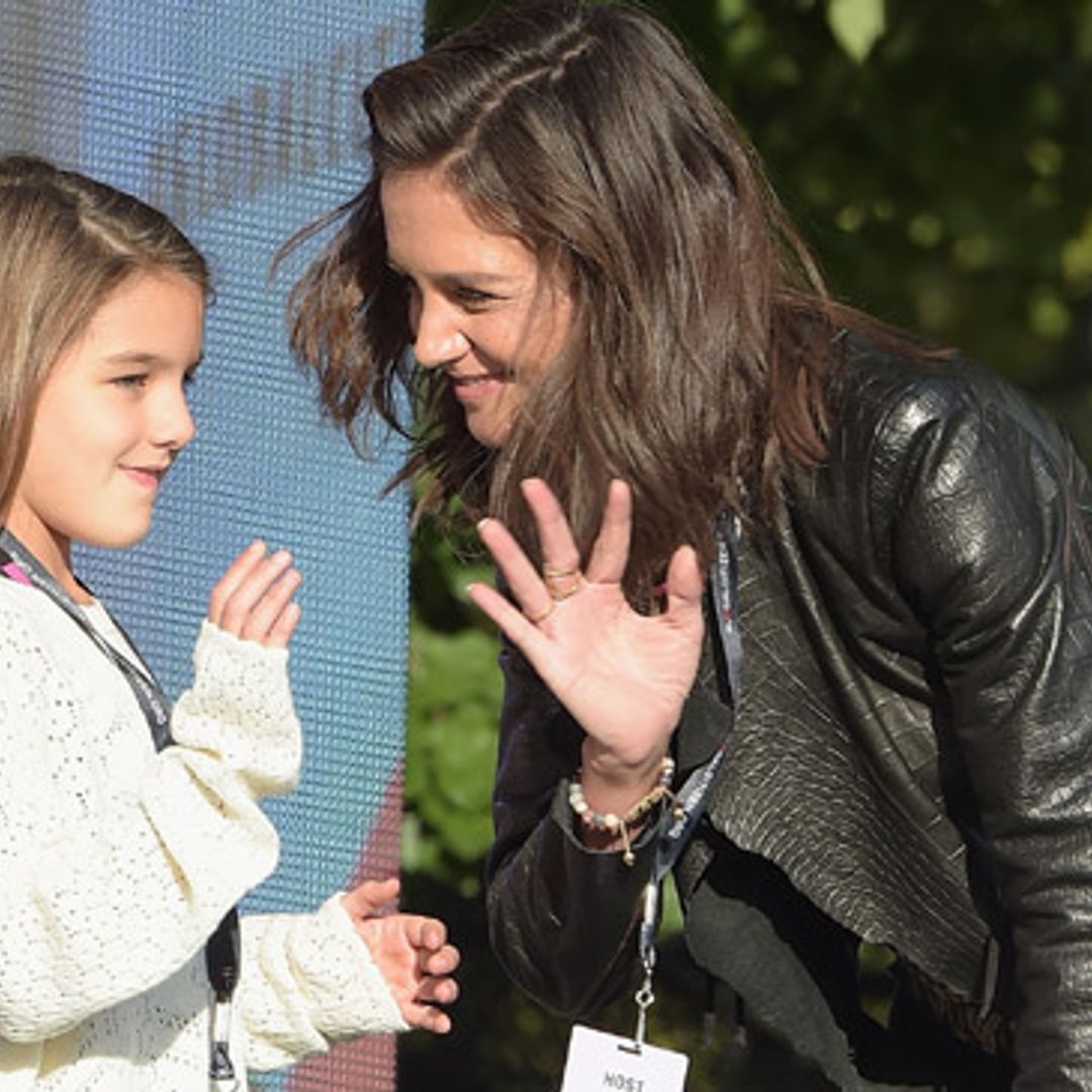 Suri Cruise se sube por primera vez a un escenario