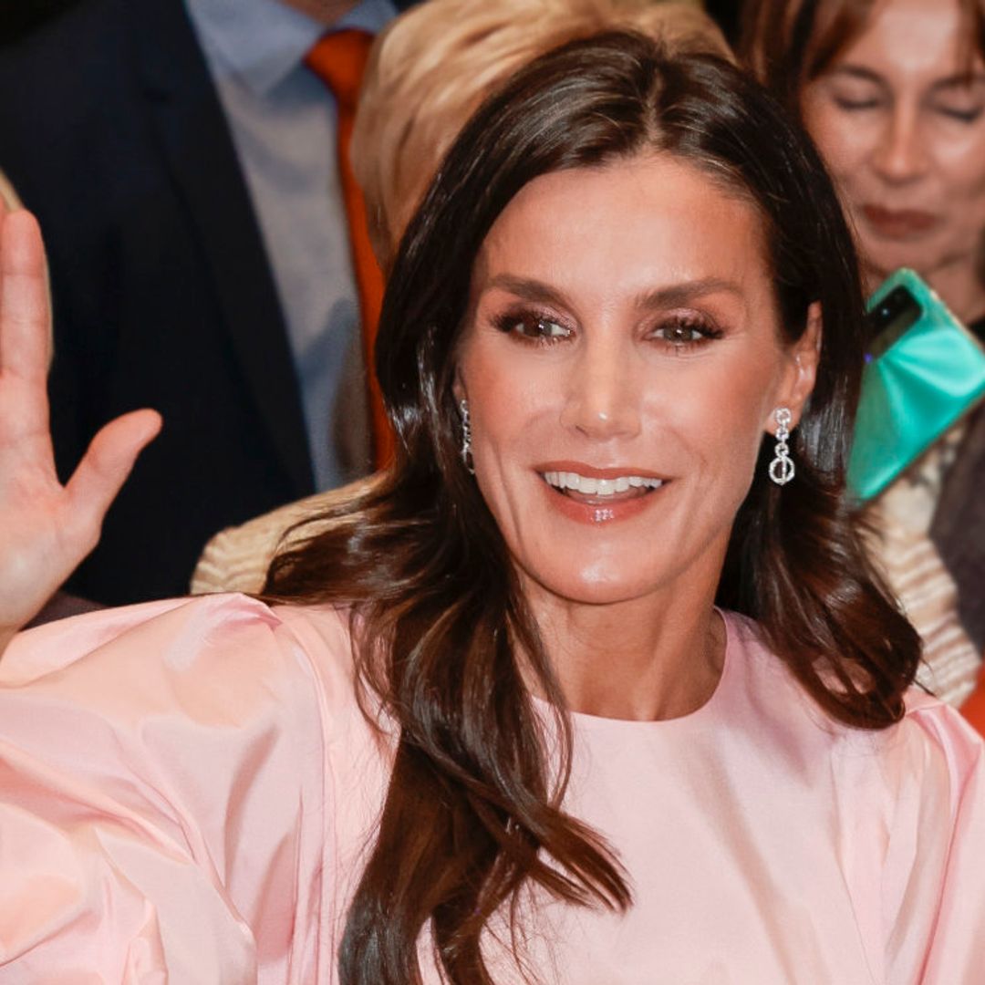 La simpática charla de la reina Letizia con un joven alumno del colegio al que ella asistió