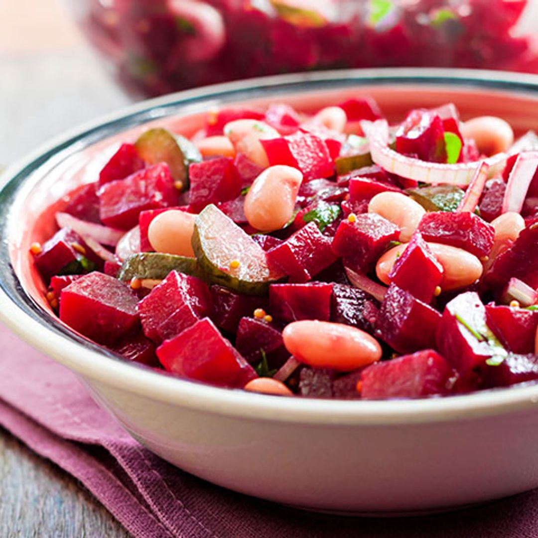 Ensalada de alubias con remolacha y pepinillos