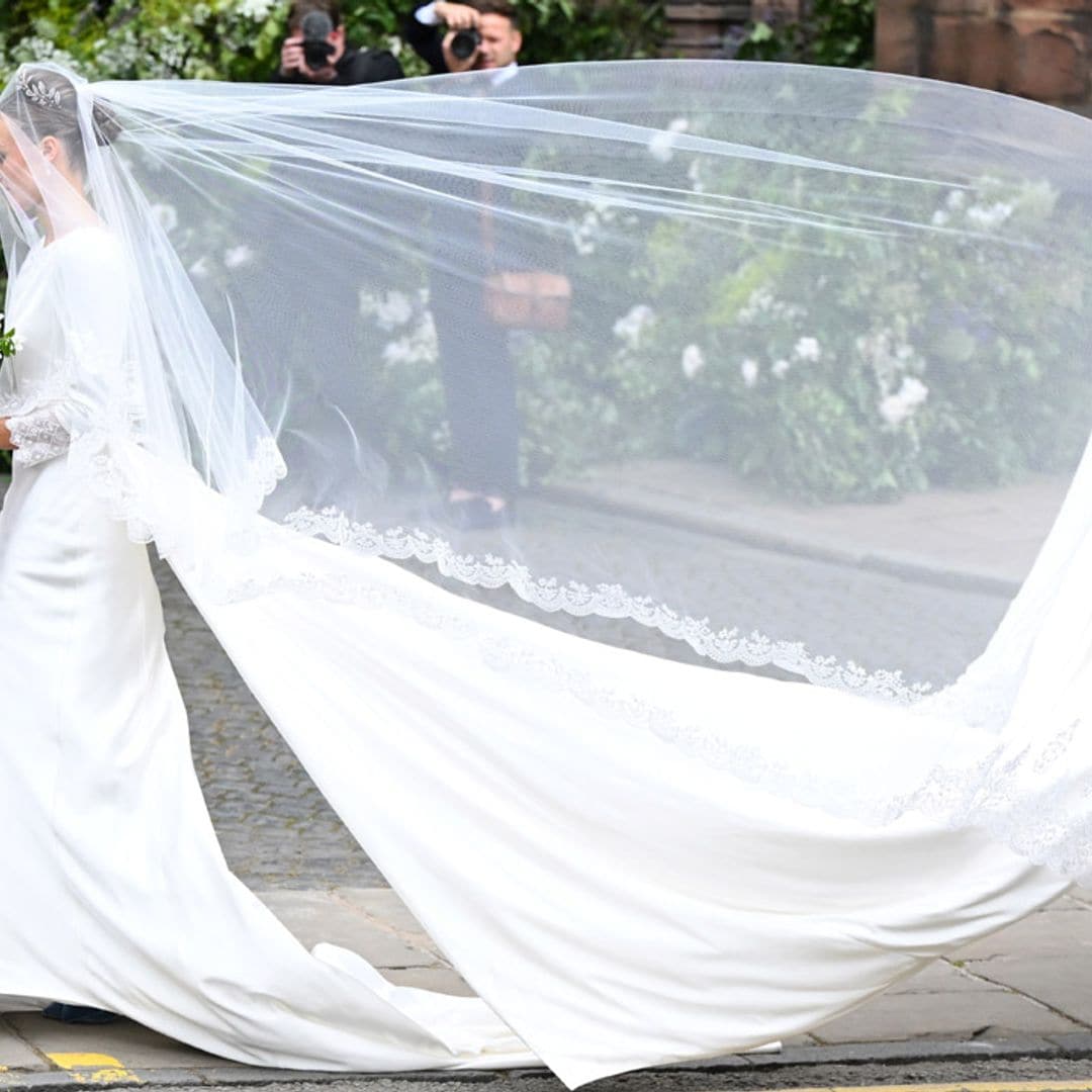 Olivia Henson elige un vestido desmontable, tiara familiar y zapatos españoles en azul para su boda con Hugh Grosvenor
