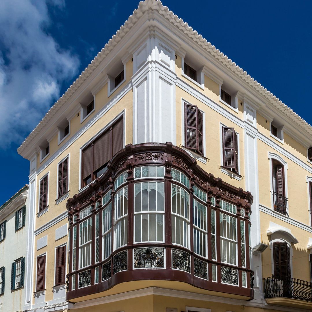 Casa Moncada con los típicos boinders (miradores acristalados) de Mahón, Menorca
