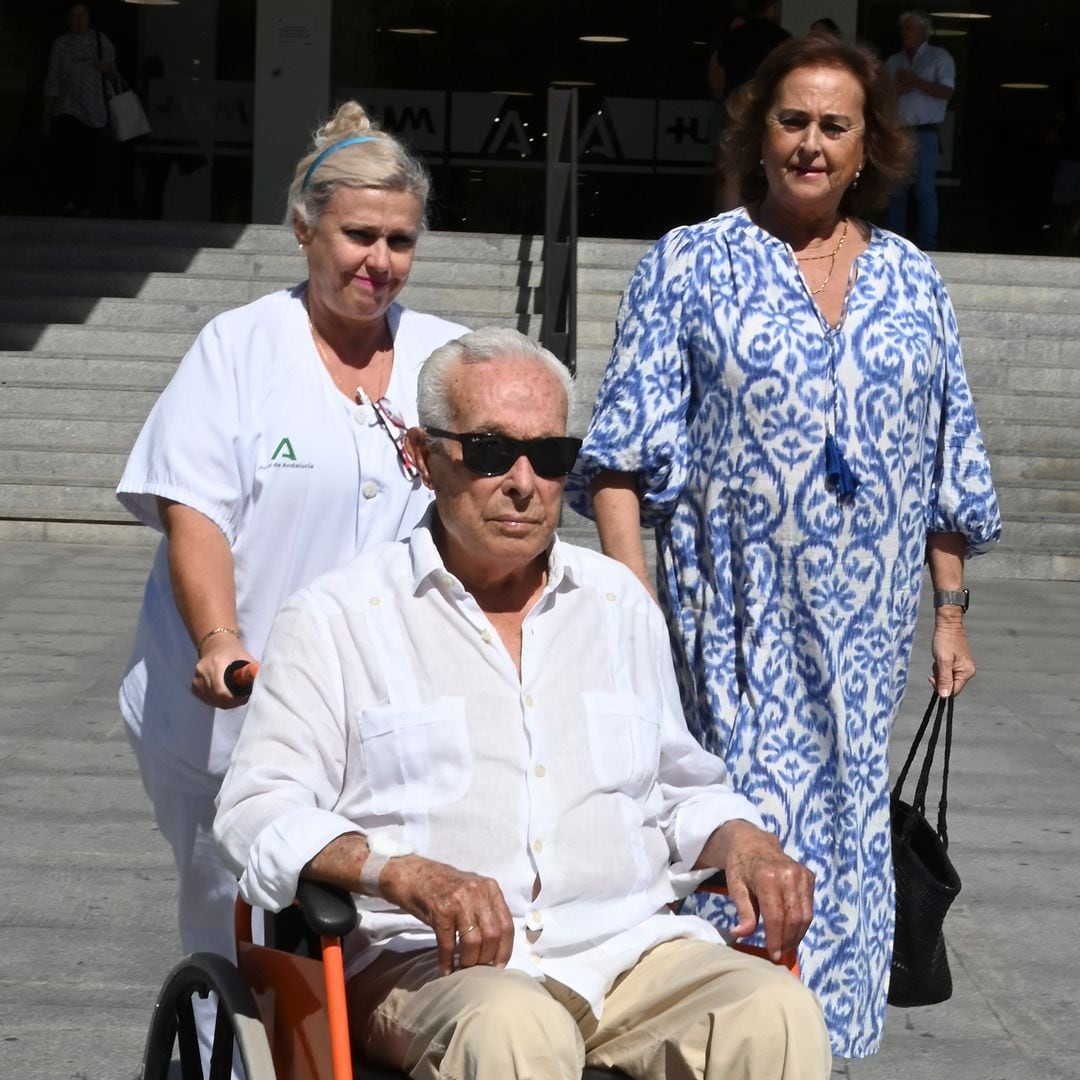 Curro Romero recibe el alta hospitalaria acompañado de Carmen Tello: "Le gusta la vida"
