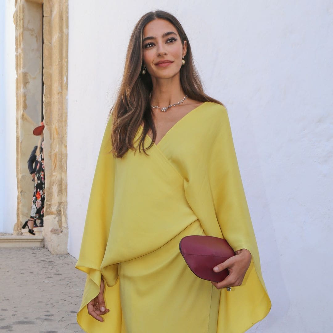 Rocío Crusset desafía a la suerte en la boda de su hermano: elige un vestido color amarillo de inspiración oriental