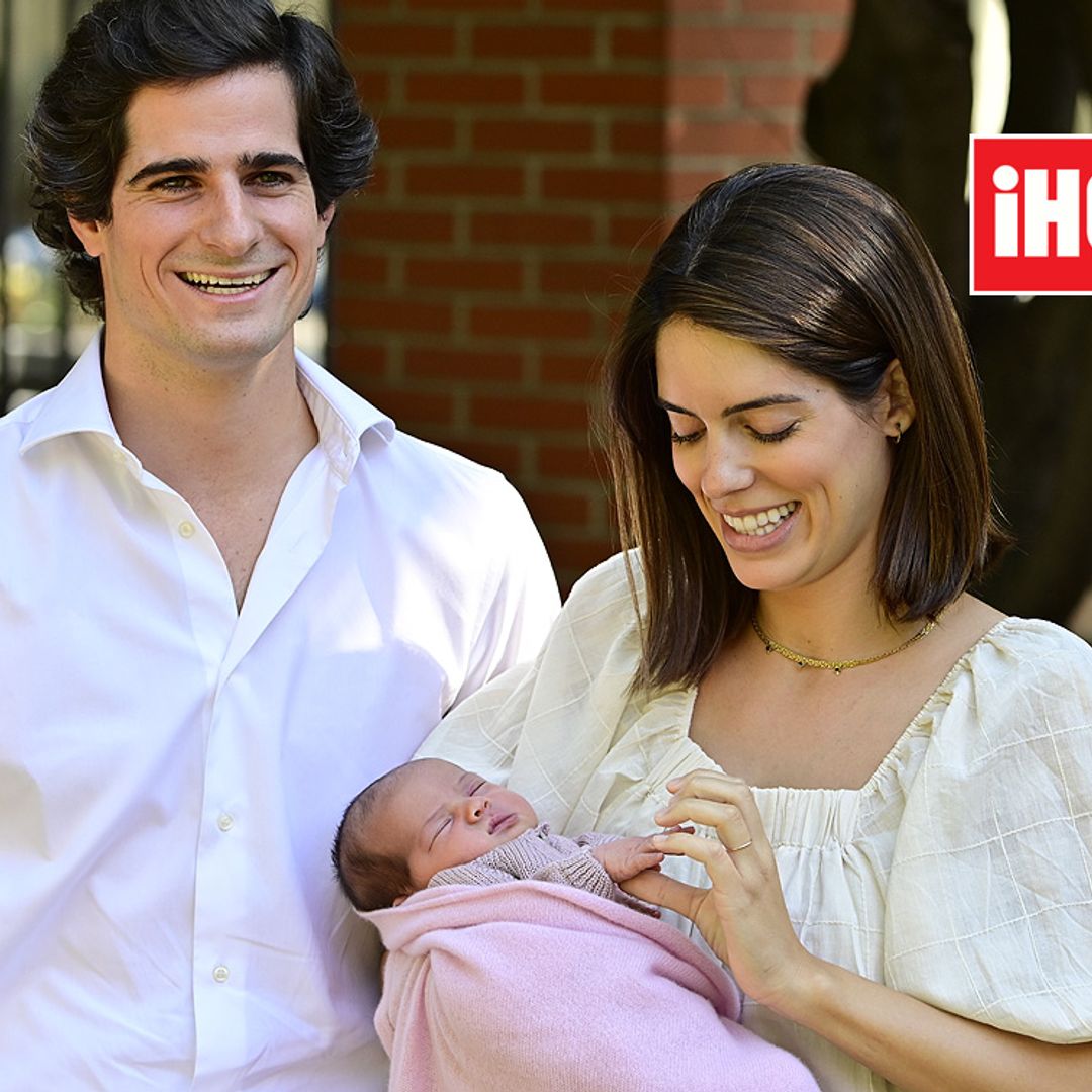 Los duques de Huéscar abandonan el hospital con su hija recién nacida