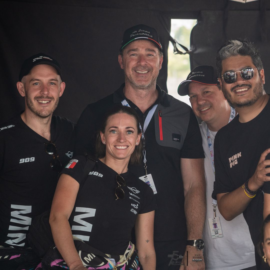 Charlene y Agustín con todo su equipo.