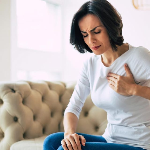 mujer dolor pecho