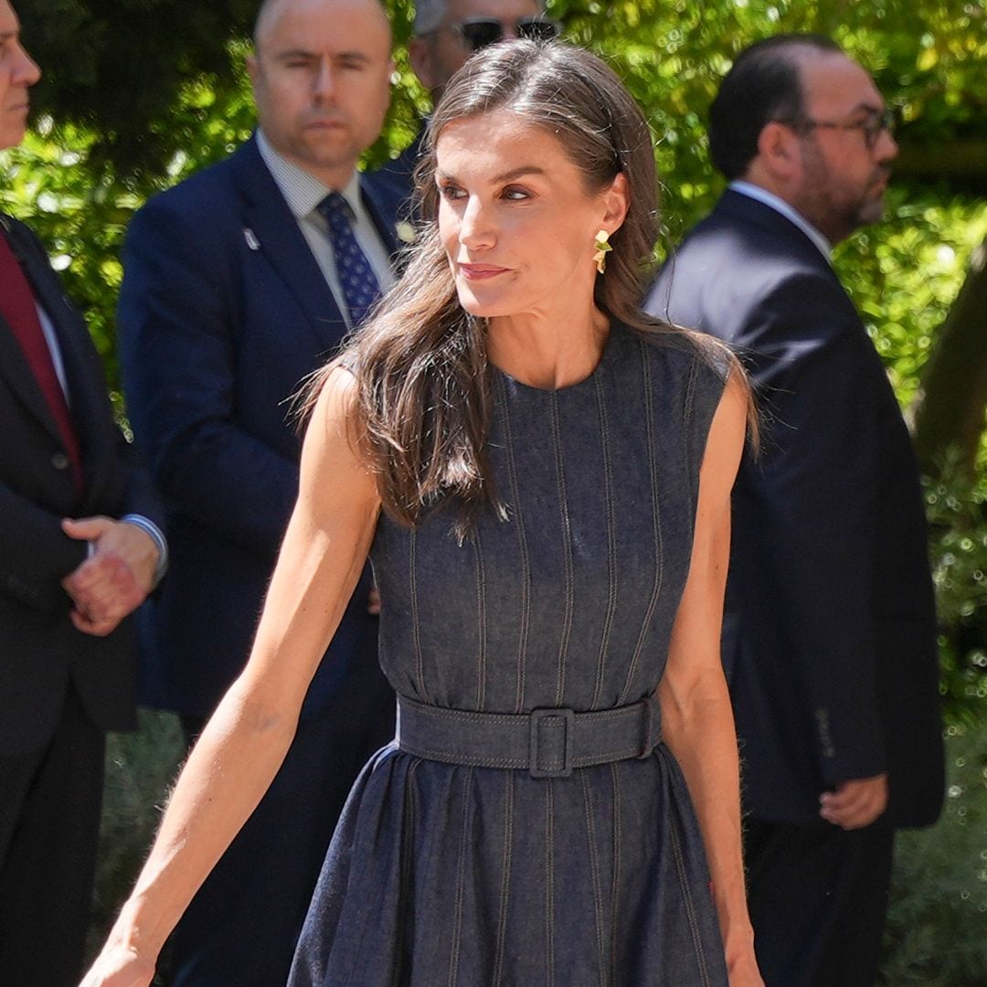 La reina Letizia rescata su vestido más polivalente en su visita a un monasterio milenario en plena ola de calor