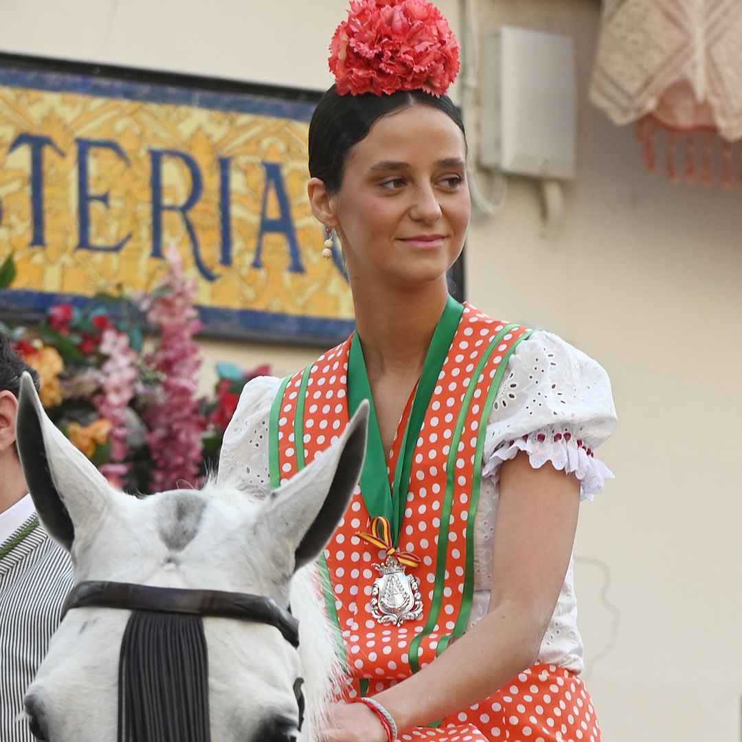 Victoria Federica como una peregrina más dispuesta a vivir la romería del Rocío: a caballo y vestida de rociera