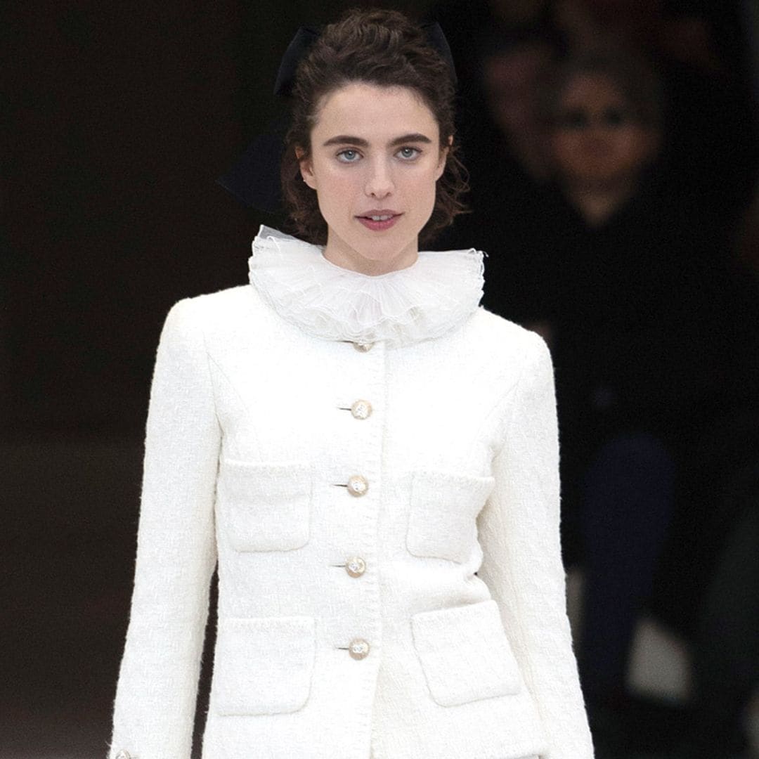 Margaret Qualley se sube a la pasarela para abrir el desfile de Chanel