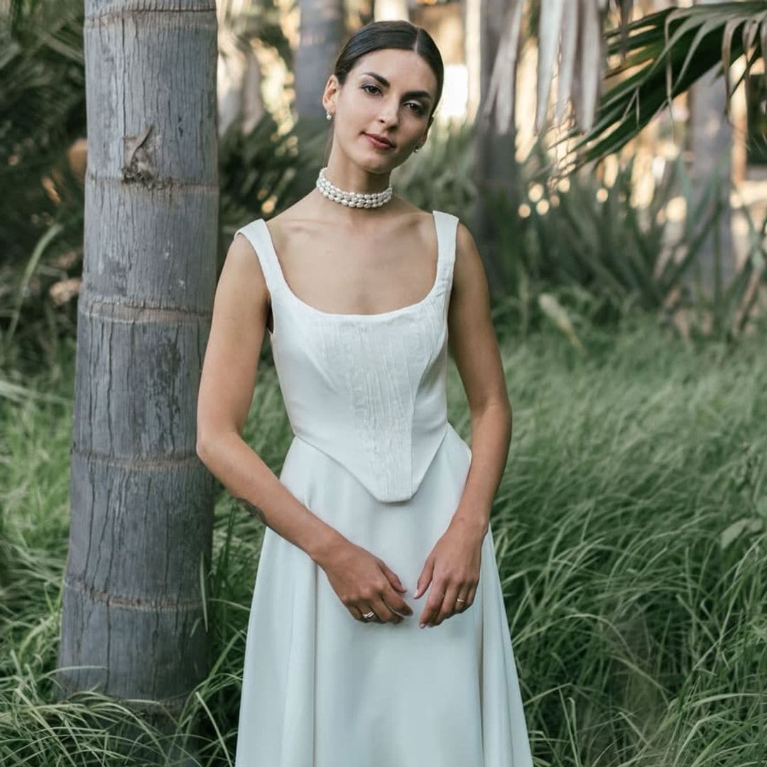 Novia con choker de perlas