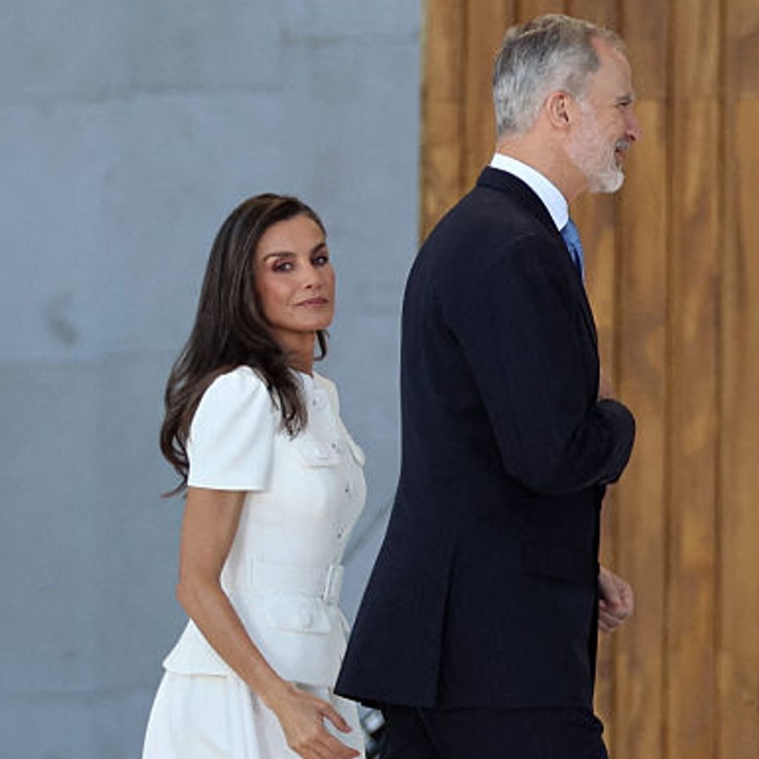 La reina Letizia vuelve acertar con el 'privilegio del blanco' esta vez emulando uno de los looks más aplaudidos de Kate Middleton