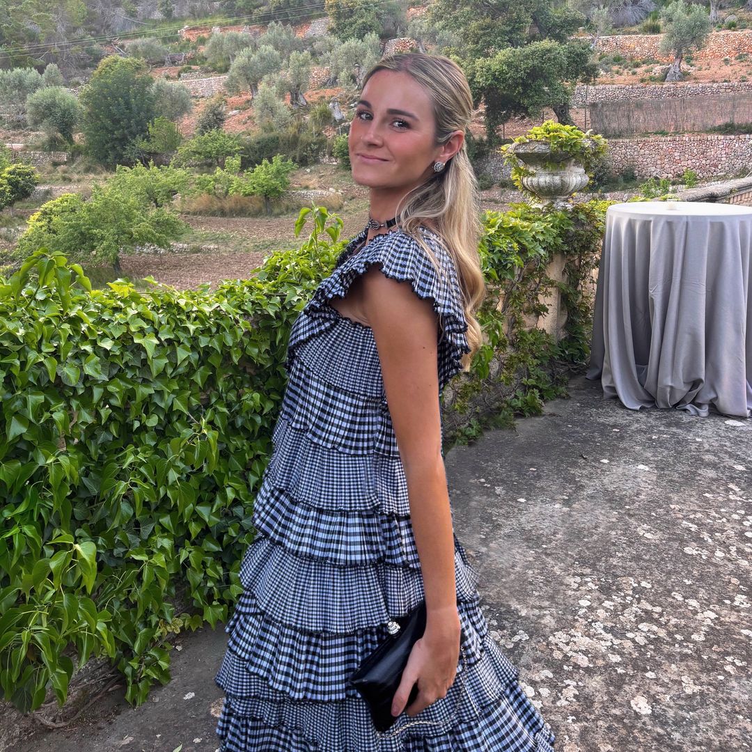 Esta invitada malagueña se ha hecho viral con un vestido de vichy diseñado por su padre