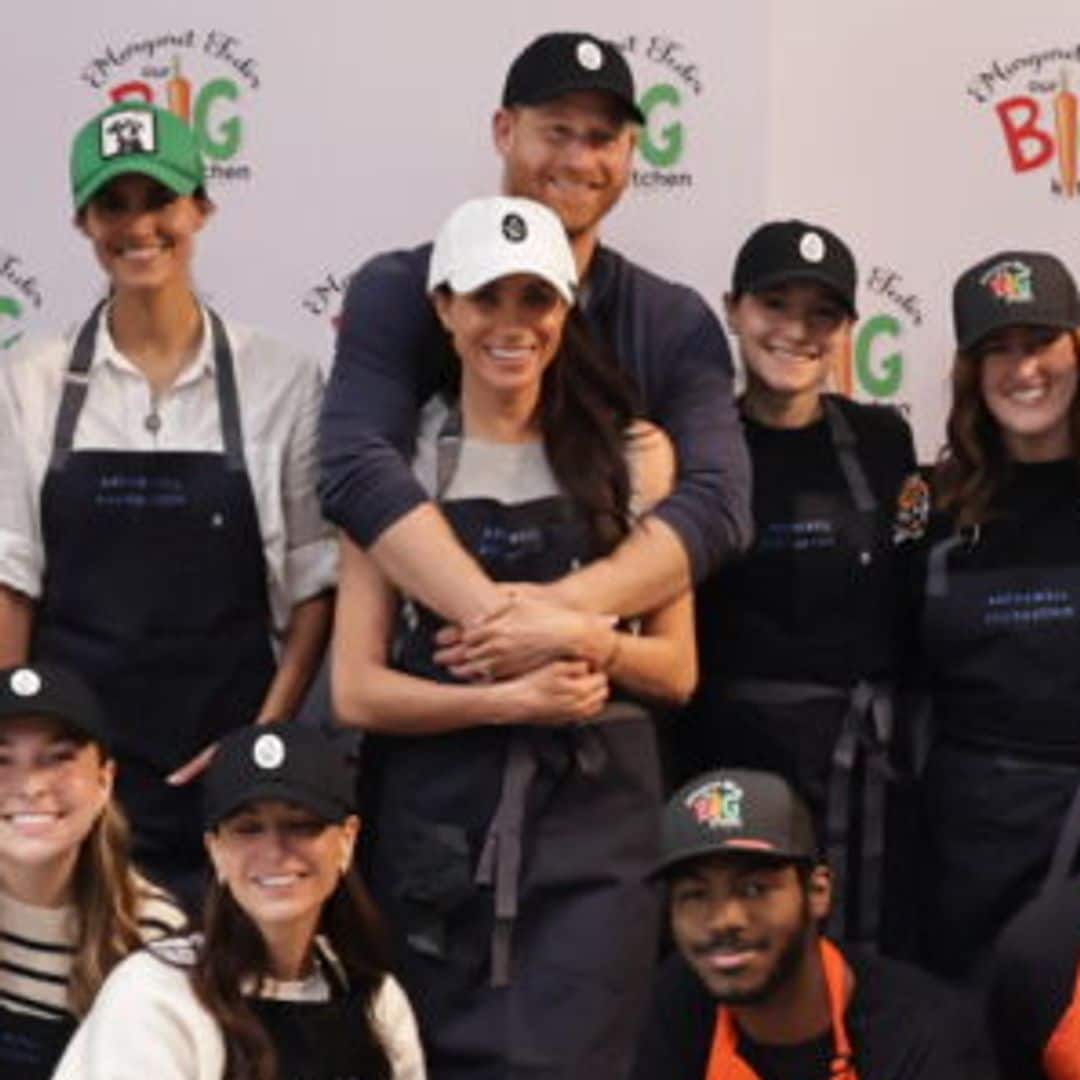 Harry y Meghan con sus hijos en el comedor social Our Big Kitchen de Los Ángeles