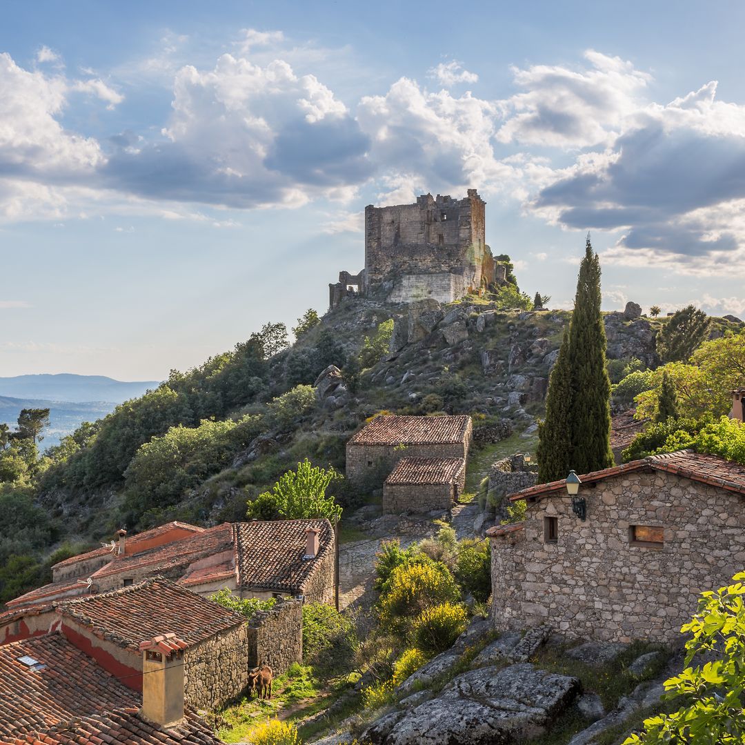 Castillo rematando la bonita localidad de Trevejo en Extremadura