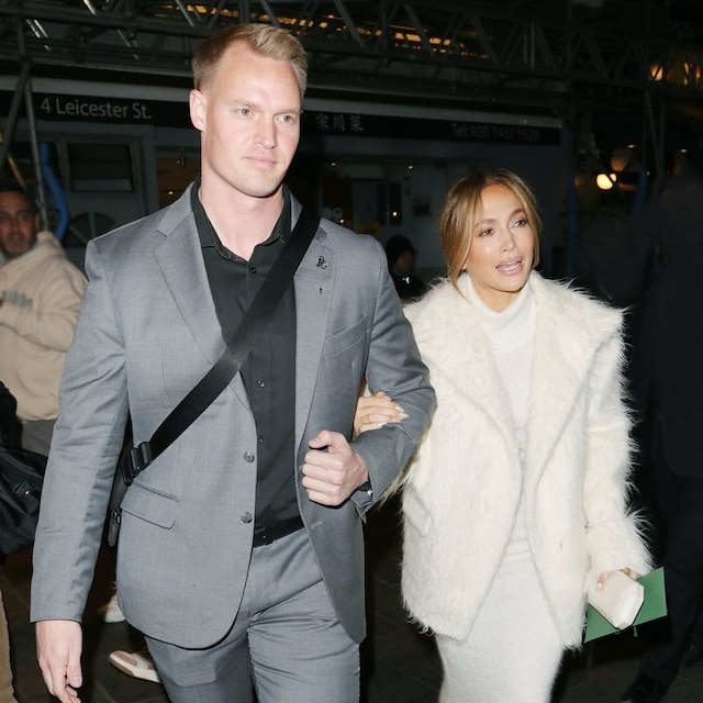 Plano entero de Jennifer Lopez llegando al evento con su guardaespaldas
