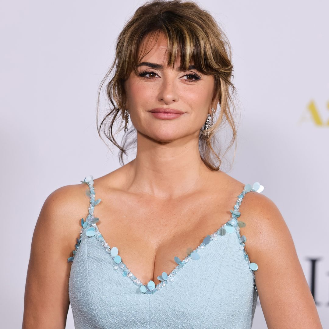 Penélope Cruz confirma cuál es el color del año en un majestuoso vestido de Chanel