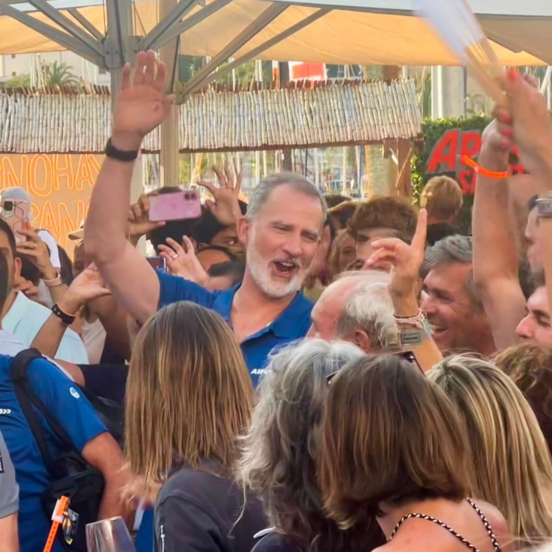 Felipe VI y su tripulación pasan de navegar a bailar al ritmo de Jaime Anglada: las mejores imágenes